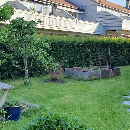 Townhouse In Close To Ons By Bus Semesterbostad
